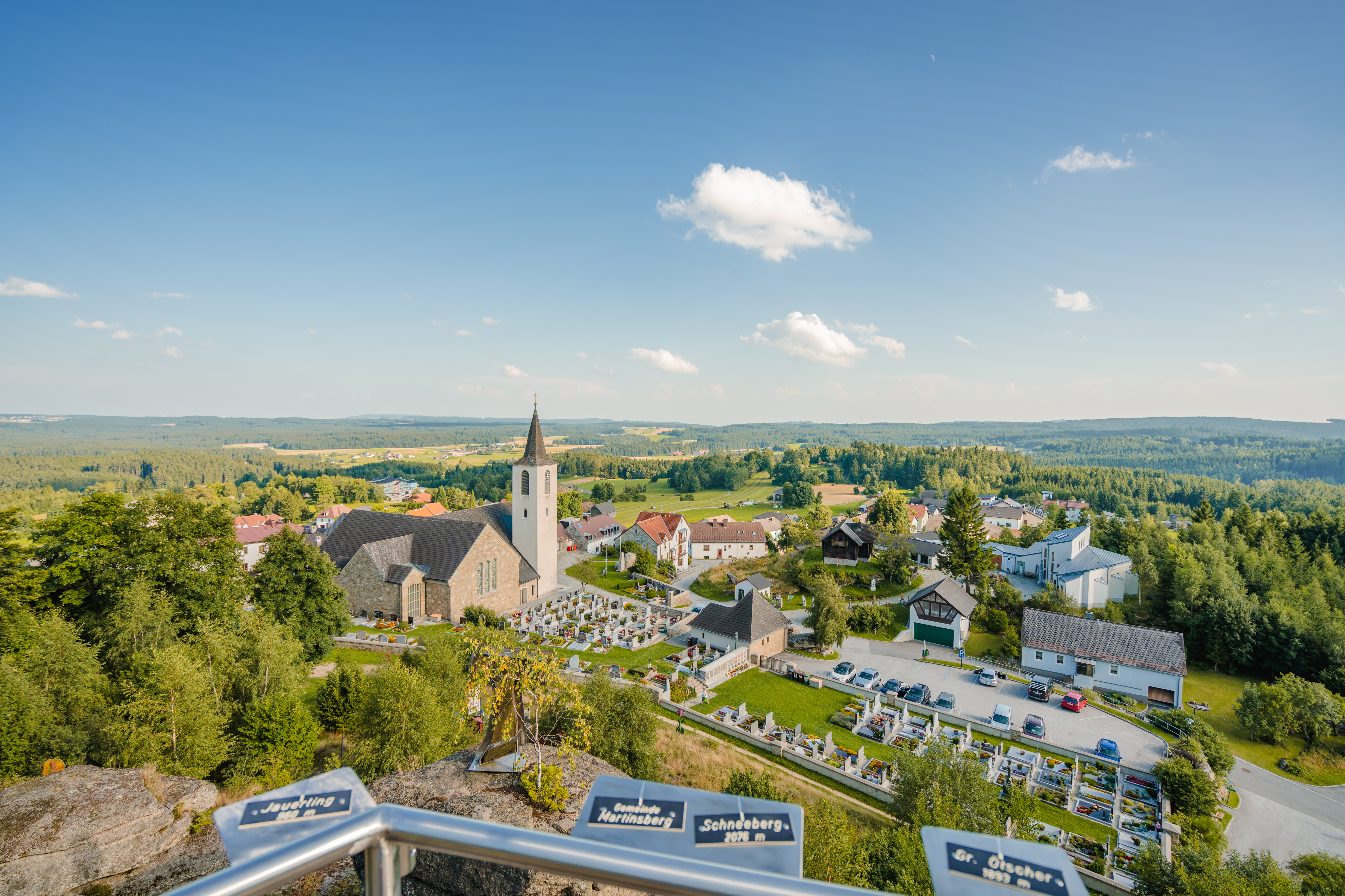 Blick vom Wachtstein zur Kirche Bad Traunstein und Ausstellungszentrum Josef Elter